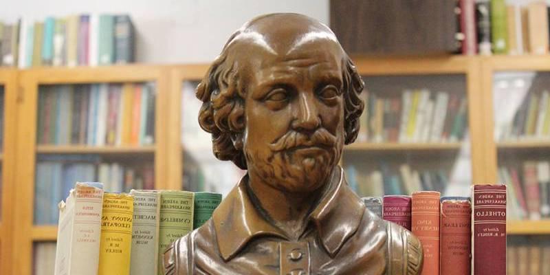 bust shakespeare in front of shelf of books